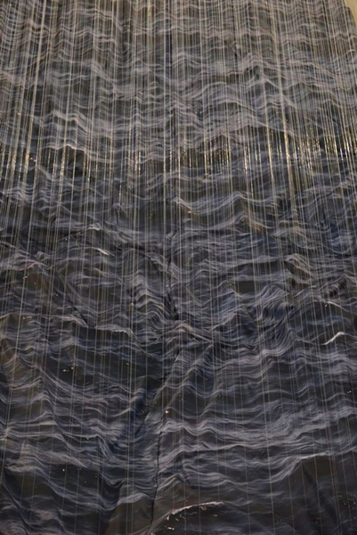 Miguel Rothschild《深渊》，织物印花、鱼线、铅球，900×800×400cm，2018年