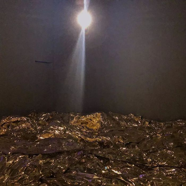 Christian Boltanski《金色海洋》，救生毯、灯泡，2017年