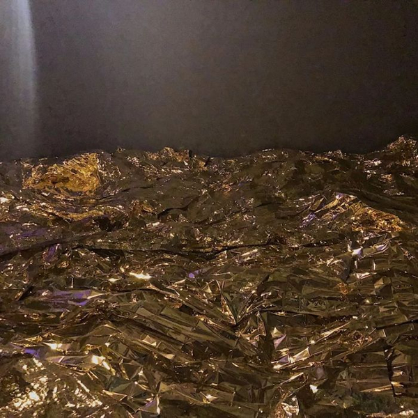 Christian Boltanski《金色海洋》，救生毯、灯泡，2017年