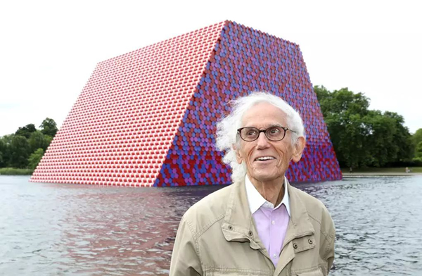 克里斯托和他在伦敦海德公园里的“马斯塔巴” 图片：artnet