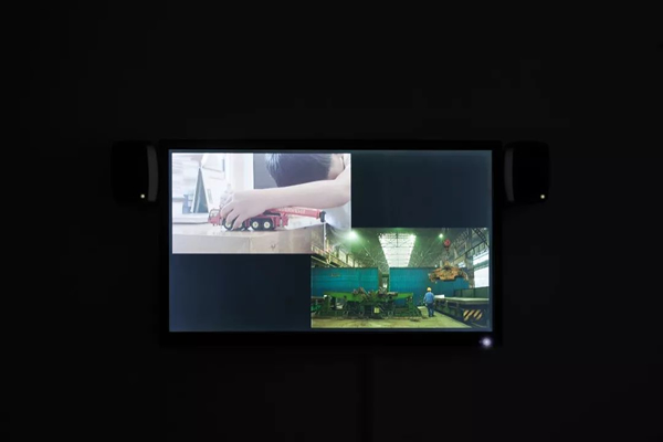 真力M040有源音箱在“新倾向：郝敬班”展览现场。