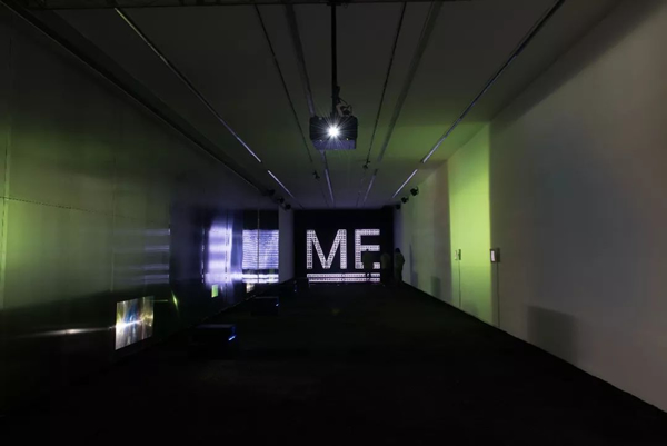 真力商业安装系列4030有源音箱在“新倾向：李明”展览现场。