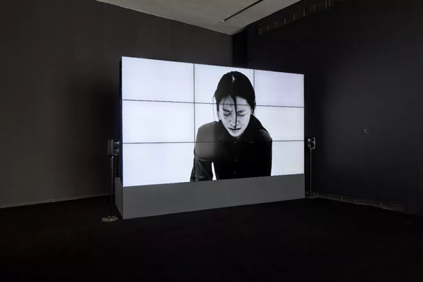 真力商业安装系列4030有源音箱在“新倾向：陶辉”展览现场。