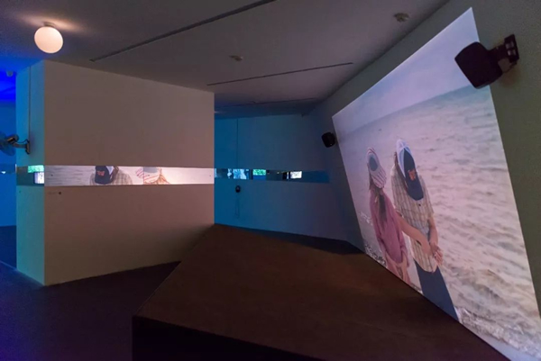 真力商业安装系列4030有源音箱在“寒夜”展览现场。