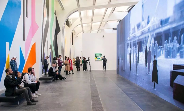 “萨拉·莫里斯：奥德赛”展览现场。
