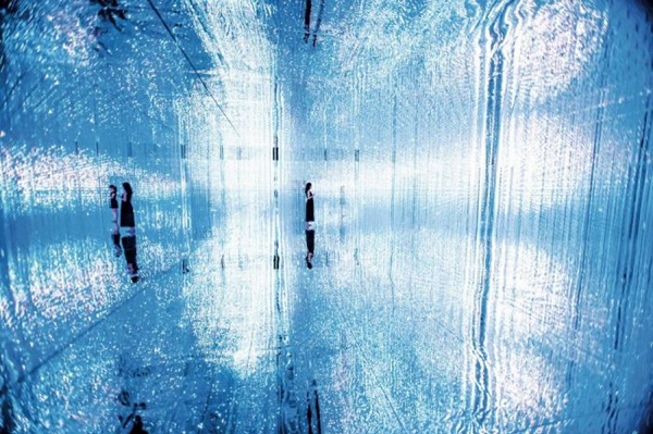 漫步于《水晶宇宙 teamLab, 2016, Interactive Installation of Light Sculpture, LED, Endless, Sound: teamLab