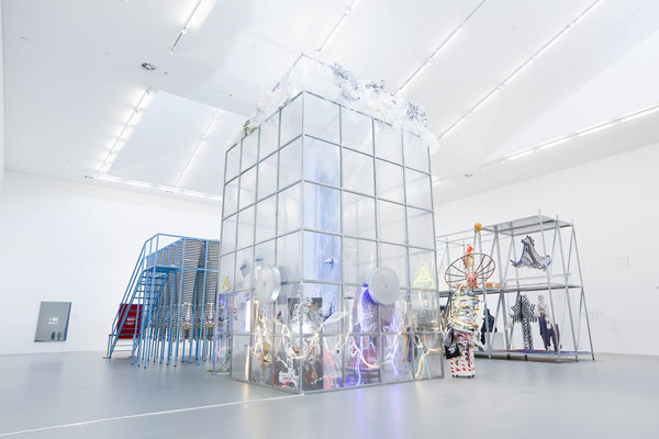 中国上海宝龙美术馆《WAVELENGTH：出厂设置》展览现场，童昆鸟，Henrik Vibskov, Jonathan Rosen作品及时装装置