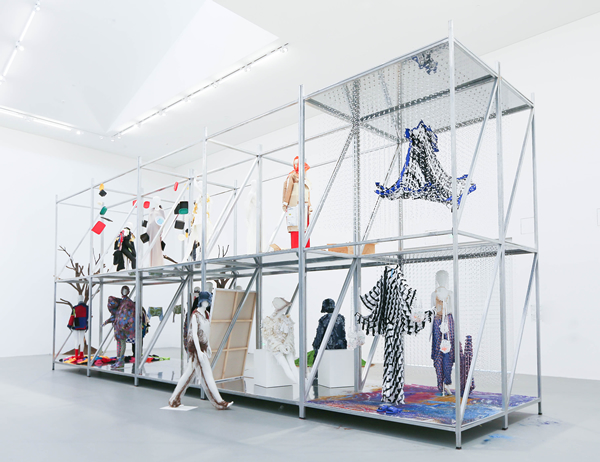 中国上海宝龙美术馆《WAVELENGTH：出厂设置》展览现场，时装装置作品