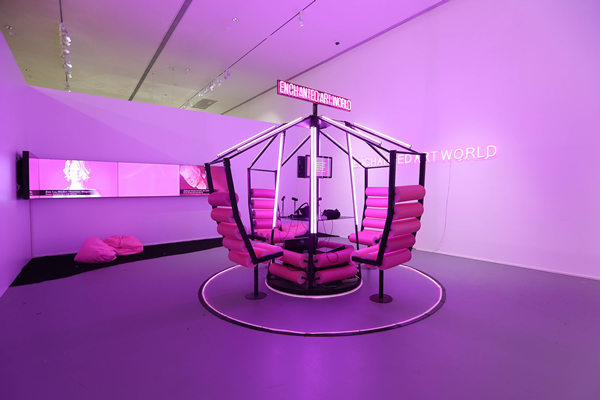 中国上海宝龙美术馆《WAVELENGTH：出厂设置》展览现场，王欣《Enchanted Art World》