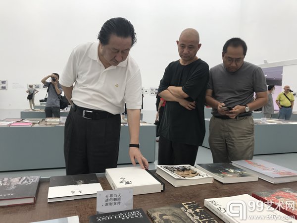 开幕式现场左起中国国家画院院长杨晓阳、方力钧、中国国家画院办公室主任乔宜男