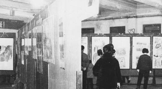 上海当代艺术30年文献展（1979年1月底2月初“十二人画展”上海黄浦区少年宫展览现场，左墙为陈巨源作品，右墙为陈巨洪作品）