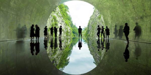 马岩松《光之隧道》，今年艺术祭的新作品
