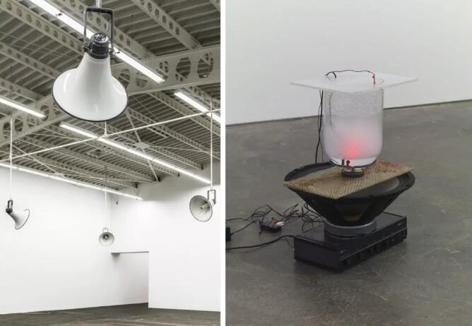 （左）苏珊·菲利普斯（Susan Philipsz），《损坏于战争的乐器（虫漆）》（War Damaged Musical Instruments [Shellac]），2015，柏林国立美术馆。 © 艺术家与 Konrad Fischer 画廊（右）哈龙·米尔扎，《重新提议低科技》（Lo-Tech Reproposed），2014，图片致谢里森画廊
