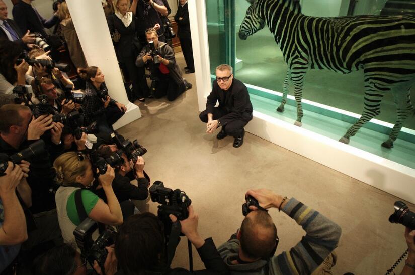 2008年，达明·赫斯特与即将被拍卖的作品合影，SHAUN CURRY/AFP/Getty Images