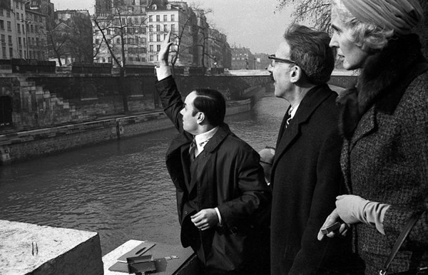 Transfer of "Zones de sensibilitié picturale immaterielle" to Michael Blankfort,Pont au Double, Paris, February 10, 1962© Yves Klein / ADAGP, Paris, 2014© Photo Gian Carlo Botti