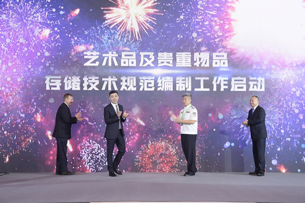 左一：美国UL公司建筑及生命安全科技事业部副总裁  Kevin Faltin左二：上海自贸区国际文化投资发展有限公司董事长  胡环中