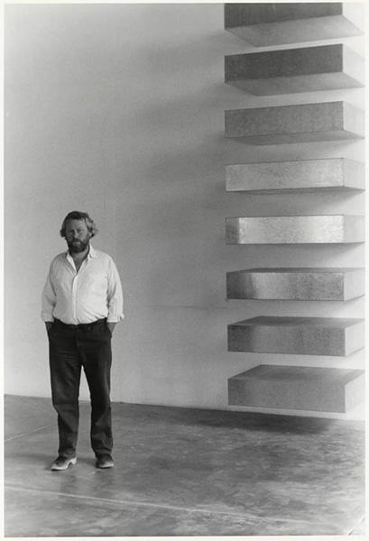  Donald Judd（1982）在作品前