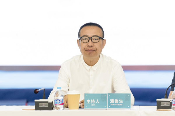 中国文联副主席、山东工艺美术学院院长潘鲁生教授主持研讨会
