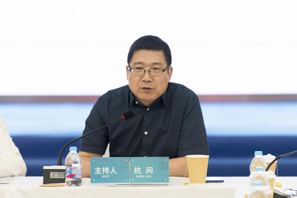 中国美术家协会理论艺委会副主任杭间教授主持研讨会