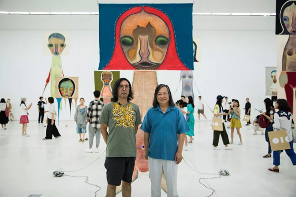 艺术家加藤泉（左）和策展人闫士杰（右）合影