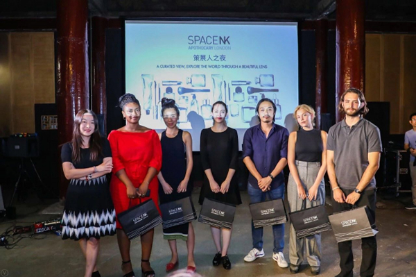  SpaceNK市场部副总裁魏丽丽女士与六位新锐摄影奖评委合影