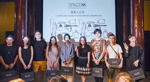 SpaceNK市场部副总裁魏丽丽女士与八位新锐摄影师合影