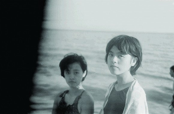 1984 年，喻红（右）、吕越在南戴河海边。