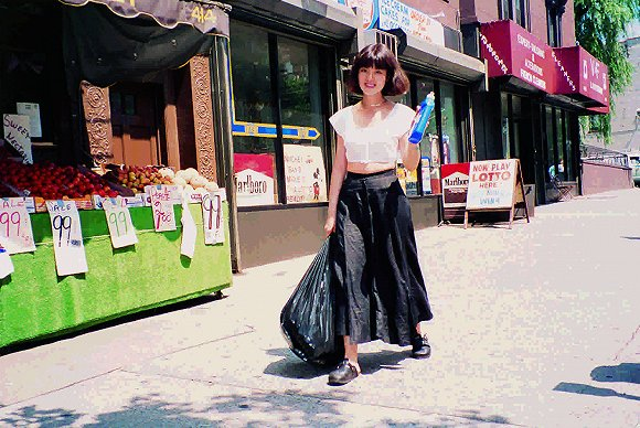 1993 年，喻红在纽约洗衣服。