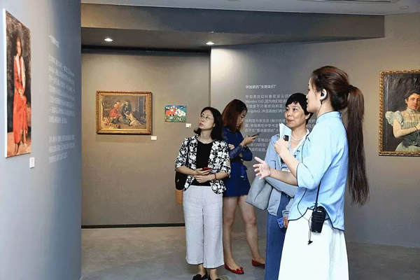 开幕式当天观展的游客