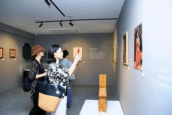 开幕式当天观展的游客