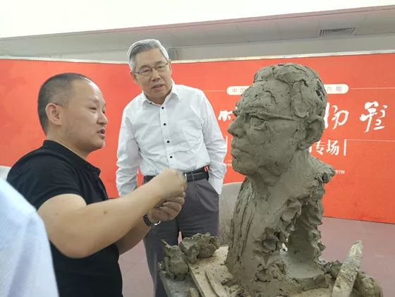 观摩塑像