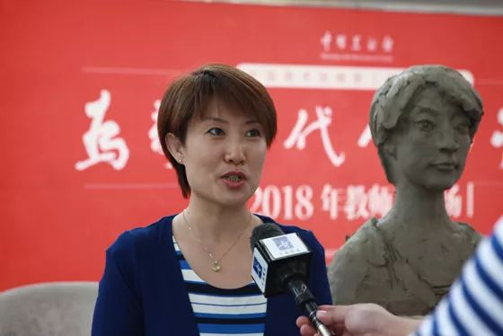 优秀教师代表石利颖老师接受采访