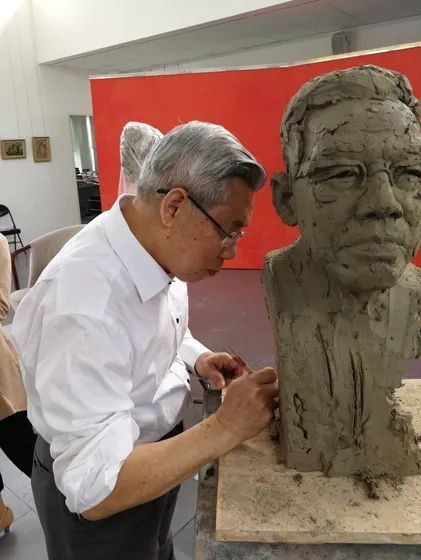 林崇德教授在塑像上签名留念