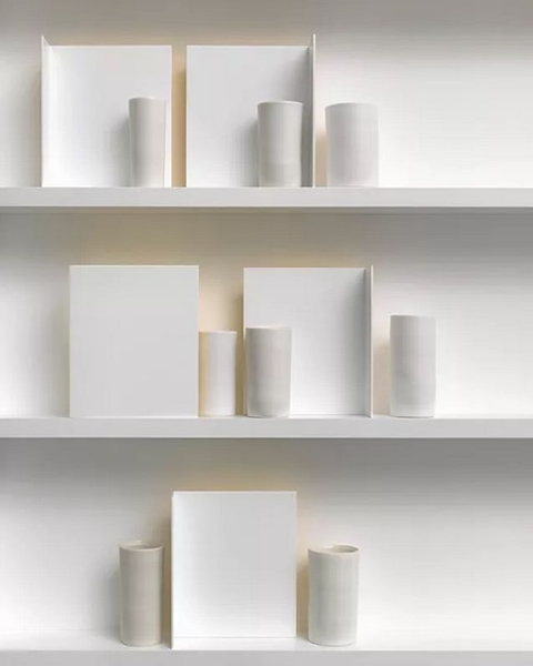 Edmund de Waal, the poems of our climate, 2018 (detail), 24 porcelain vessels and 16 aluminum brackets with gilding in aluminum, wood, and plexiglass vitrine, 86 5/8 × 59 1/8 × 5 1/8 inches (220 × 150 × 13.5 cm) © Edmund de Waal