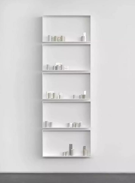 Edmund de Waal, a different breath, 2018, 27 porcelain vessels, 17 porcelain tiles with platinum and silver gilding in 5 aluminum and glass vitrines, 107 1/8 × 37 × 4 3/4 inches (271.9 × 94 × 12.1 cm) © Edmund de Waal. Photo: Mike Bruce