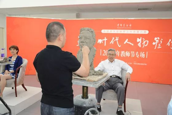 雕塑艺术家马辉为优秀教师代表林崇德教授塑像
