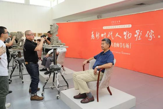 雕塑艺术家李鹤为优秀教师代表程翔老师塑像