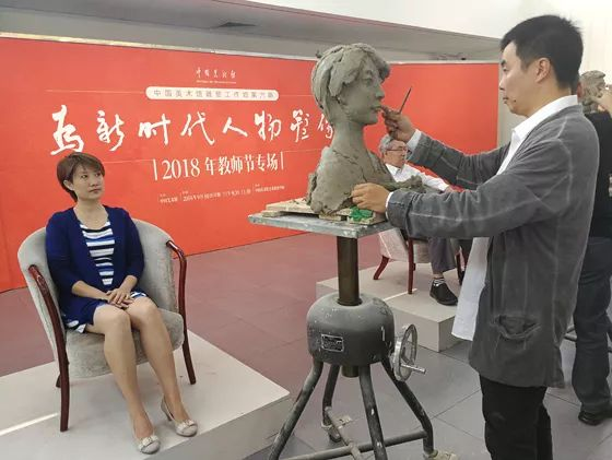 雕塑家艺术施海为优秀教师代表石利颖老师塑像