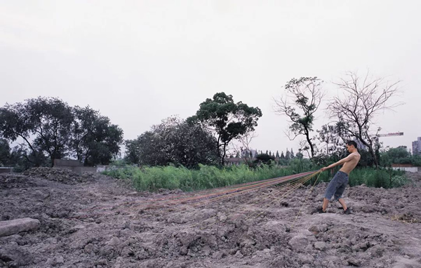 © XIANG LIQING, Haul these stuff - 4, 2007. Courtesy of ShanghART Gallery (Shanghai, Beijing _ Singapore)
