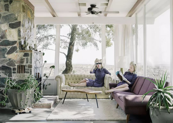 © ANJA NIEMI, Darlene and me, The Desert House. Courtesy of Photo 12 Galerie (Paris, Los Angeles & Shanghai)