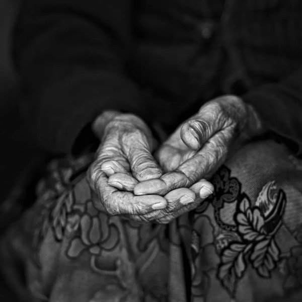 © CHRISTINE TURNAUER, Ailanish (Hands), Kazakh nomad, Mongolia 2013. Courtesy of KLV Art Projects (Vienna)