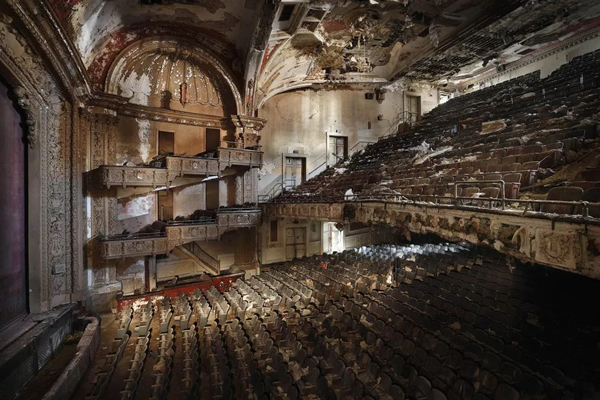 © HENK VAN RENSBERGEN, Adams Theater.  Courtesy of Galerie DUMONTEIL (Shanghai, Paris _ New York)