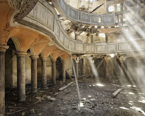 © HENK VAN RENSBERGEN_Abandoned Places. Courtesy of Galerie DUMONTEIL (Shanghai, Paris _ New York)