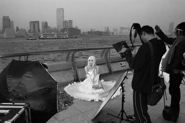© ROBIN MOYER, COS Bride, Victoria Harbour, 2011. Courtesy of Pékin Fine Arts Gallery (Beijing & Hong Kong)