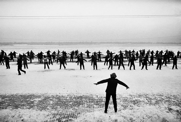 © ROBIN MOYER, Stalin Park on the banks of the Songhua River Harbin, Heilongjiang, 1989. Courtesy of Pékin Fine Arts Gallery (Beijing & Hong Kong)