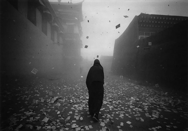 © ZHONG GUOHUA, Monk in Dusty Wind, 2011. Courtesy of Nine Art Space (Shanghai)