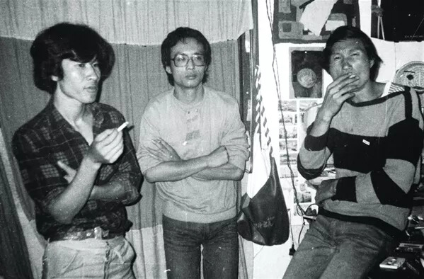1985年 潘德海、张晓刚、毛旭辉在潘德海宿舍 (云南昆明)