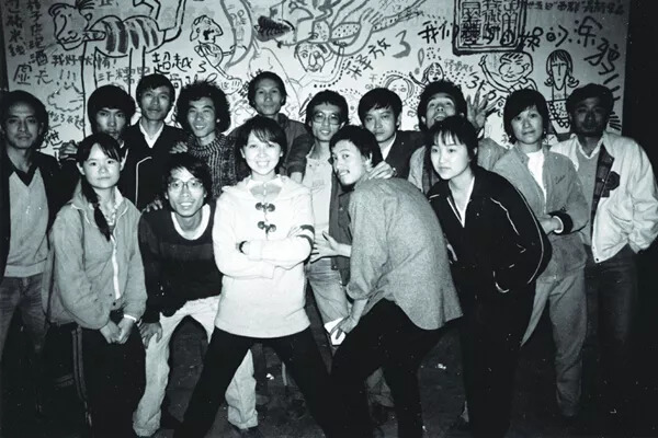 1986年 “第三届新具像画展” 艺术家合影 前排左起:1 张夏平 2 吴文光 3 孙国娟 4 叶永青 5李洪云 后排左起:1张华 3 邓启耀 4潘德海 5 毛旭辉 6 张晓刚 7 翟炜 8苏江华 9 杨黄莉 10 马祥生 (云南、昆明)