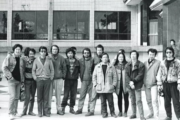 1988年 “黄山会议”合影 左起:1顾雄 3高名潞 4毛旭辉 5潘德海 6张晓刚 7叶永青 8栗宪庭 9唐蕾 10周彦 11董超 12蓝正辉 (安徽黄山)