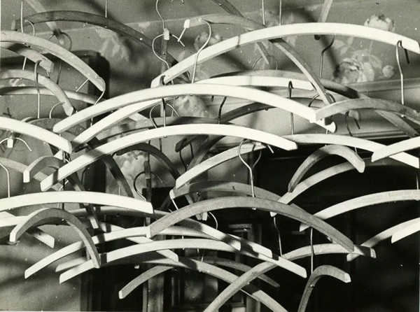 曼·雷，《障碍物（衣架）》（Obstruction ［Coat Hangers］），1948年。Bruce Silverstein Gallery